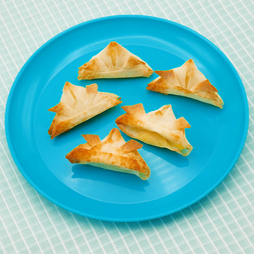 いつもお世話になっております 遊食房屋 女将の北川でございます 今年も遊食房屋では端午の節句弁当 を販売致します✨お品書き・海老の天麩羅・炊合わせ六種 ・蛸とホッキ貝の酢の物 ・茄子と桜海老の田楽 ・若鶏のガーリック焼き ・鰯の酢味噌掛け ・わらび餅