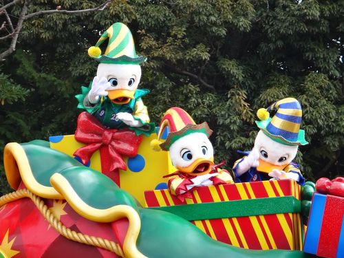 今年で見納め！」 東京ディズニーランド の定番クリスマスパレードで心も体もあったまる♡