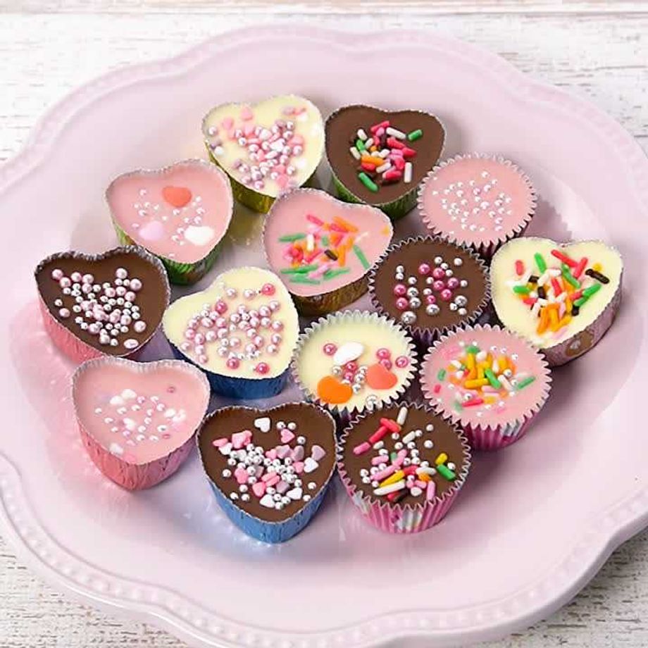 スーパーカップで作るチョコカップケーキ, 去年投稿したrecipeとすこーしﾀﾞｹ、変わってます!!, “チョコレートカップケーキ” 5個分, 材料, スーパーカップチョコレート 1つ, たまご 1つ, ホットケーキミックス 150ｇ,溶かしバター 無塩55ｇ, 板チョコ 2枚 150ｇ*