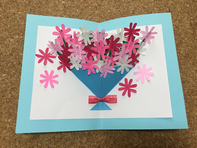 🌟母の日何送る？🌹, ぺこママです👩🏻, 今回は母の日にプレゼントできる, メッセージカードの紹介だよ❣️, 飛び出すメッセージカードを,画用紙だけで手作りできちゃう✨, わたしは実母にこのメッセージカードを送る予定🥰, 娘が大きくなったらいくかメッセージカード,もらえたらいいな〜なんて思いながら作ったよ🤣✨, ⚠️のりを貼る部分を間違えちゃうと飛び出さないよ😂,