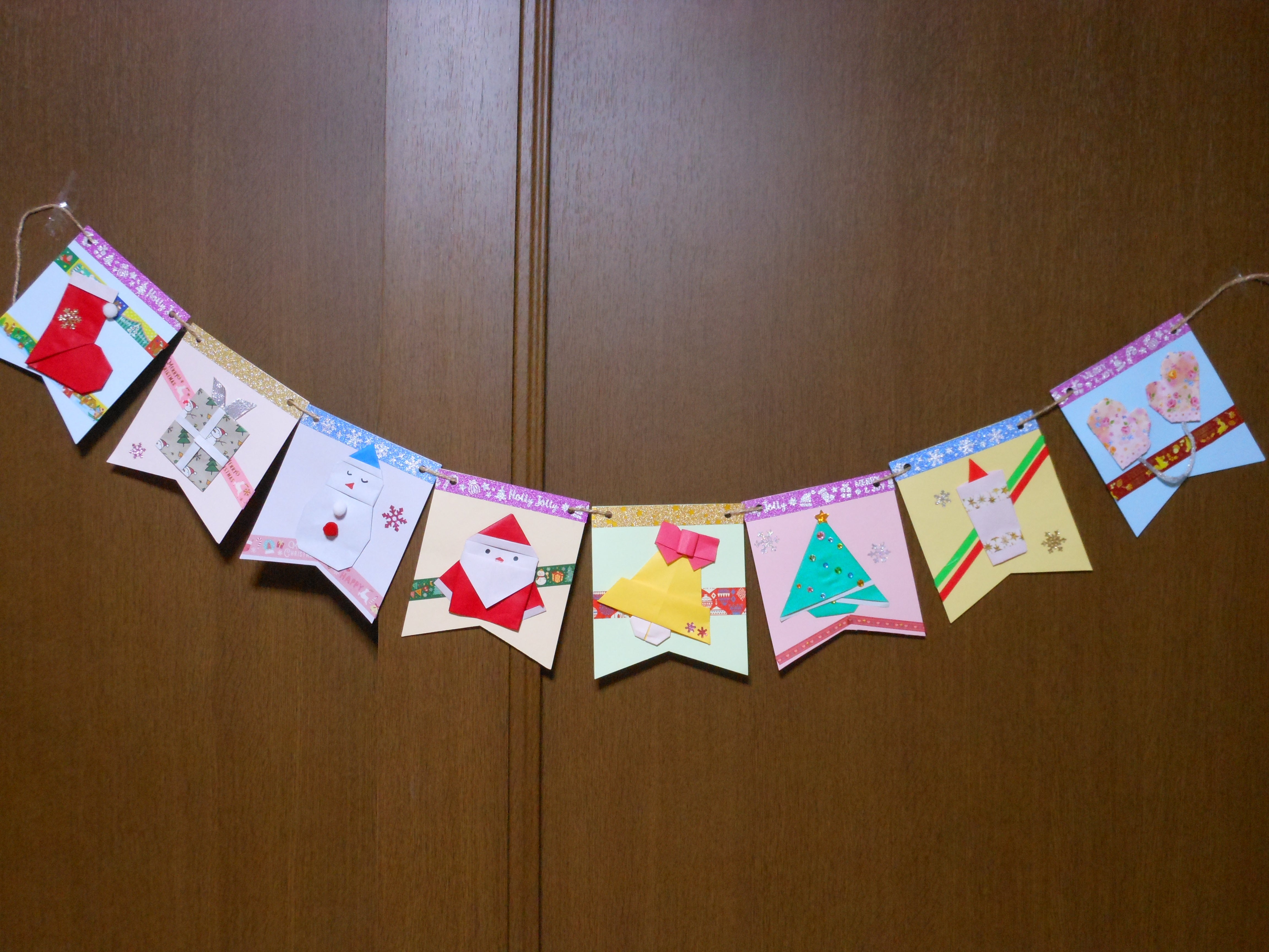 おうちクリスマス飾りにおすすめ！折り紙で作る雪の結晶ガーランド