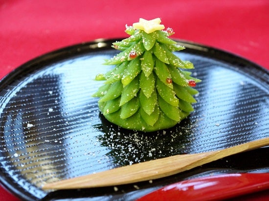 ひよこ庵のクリスマス和菓子 「クリスマスツリー」￥２７０ 税込白餡と牛皮のねりきり製、こし餡入り 胡桃をアクセントに、 氷餅で雪を表現致しました。本日１０時より営業中、夜７時までクリスマスプレゼント高山飛騨和菓子すいーつかわいい