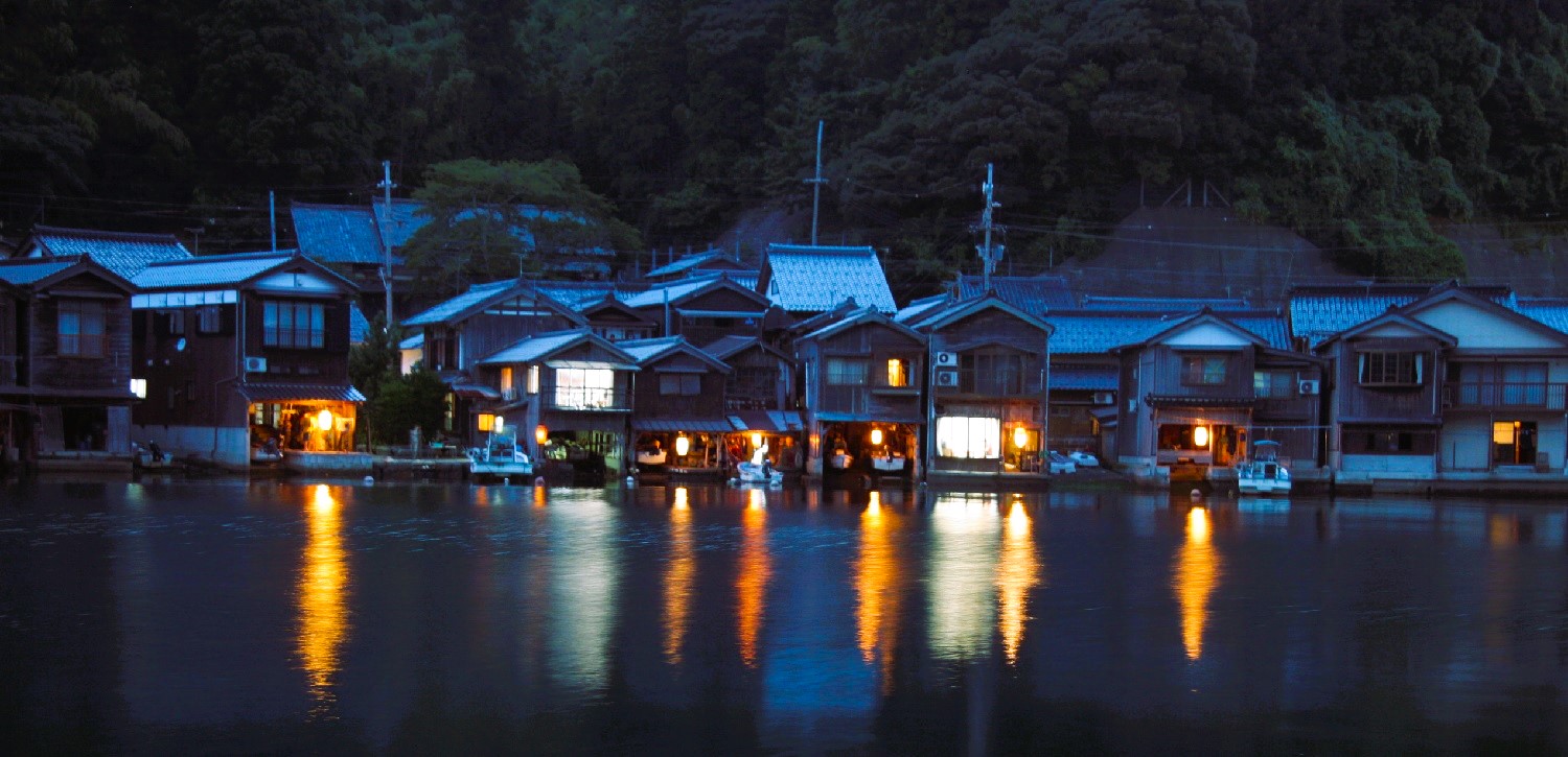 京都府伊根町で「伊根花火」華やか1300発の大輪 舟屋を照らす「ナミナリエ」も京都新聞デジタル 京都・滋賀のニュースサイト
