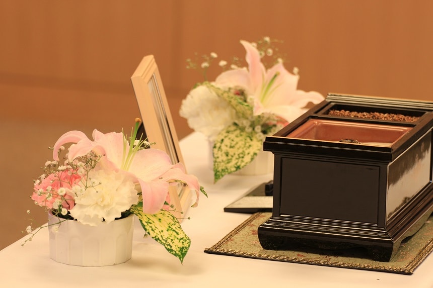 お焼香のやり方や回数は？宗派別、葬儀のお焼香マナー - HAPiCO