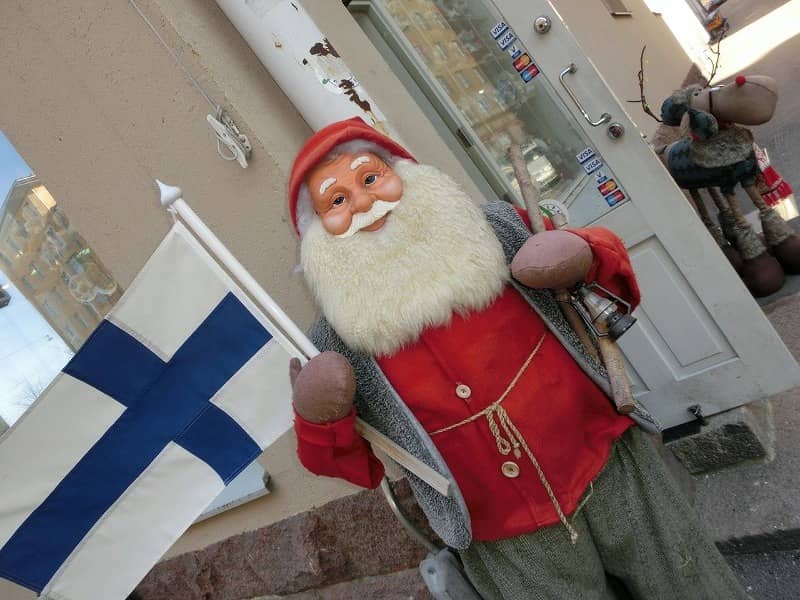 サンタクロースの起源や由来は？トナカイや赤い服の意味も紹介！Nano Town