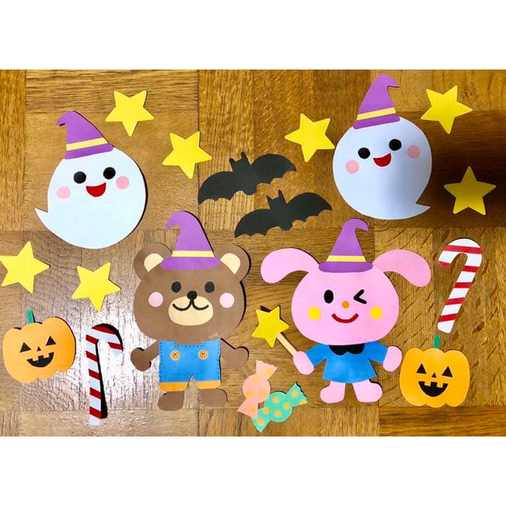 怖い館へようこそ🌙ハロウィン』 壁面飾り ☆ ハロウィンの夜、おばけ達が不気味な館から飛び出してきました👻🎃🦇お菓子を用意しておかないと☆伝承折り紙のおばけやコウモリがリアル。カボチャはじゃばらに折って切り込みを入れ立体的に。 ＊ 「季節のイベントに