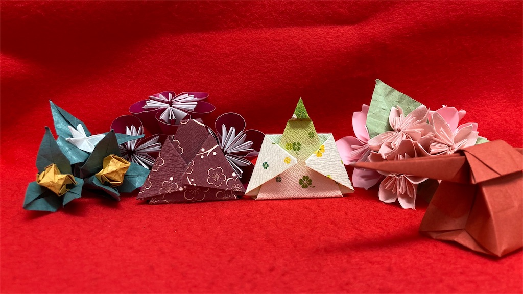 桜の折り紙。簡単に子供でも出来る切り方。1枚でかわいいさくらの花びら飾りが完成！3月の手作り製作にも♪おりがみっこⅡ