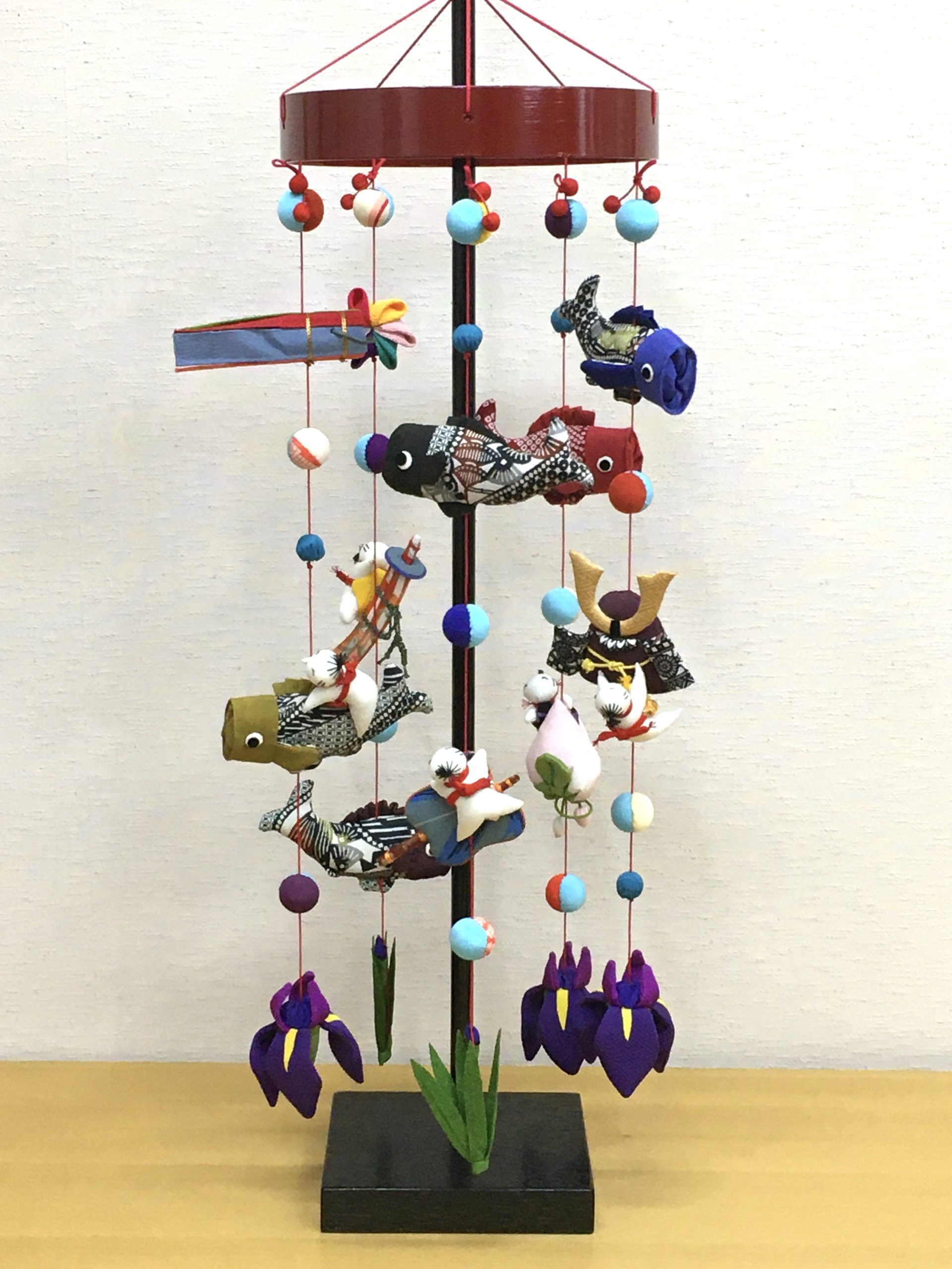 限定特価！◇新品♪50巾 ちりめん五月人形 兜飾り 鯉のぼりセット 京都龍虎堂◇ 五月人形 置物 こいのぼり オブジェ おしゃれ 節句飾り ちりめん細工端午の節句 京都 ちりめん細工の節句飾り いろは鯉のぼりmzk5113ギギliving