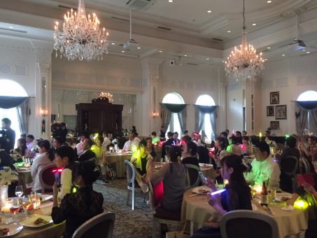 ドレス色あてクイズはペンライトで光の演出しました♡ もう少しテーブルの飾りを用意しておくんだったかな。ハートコート横浜ドレス色当てクイズ