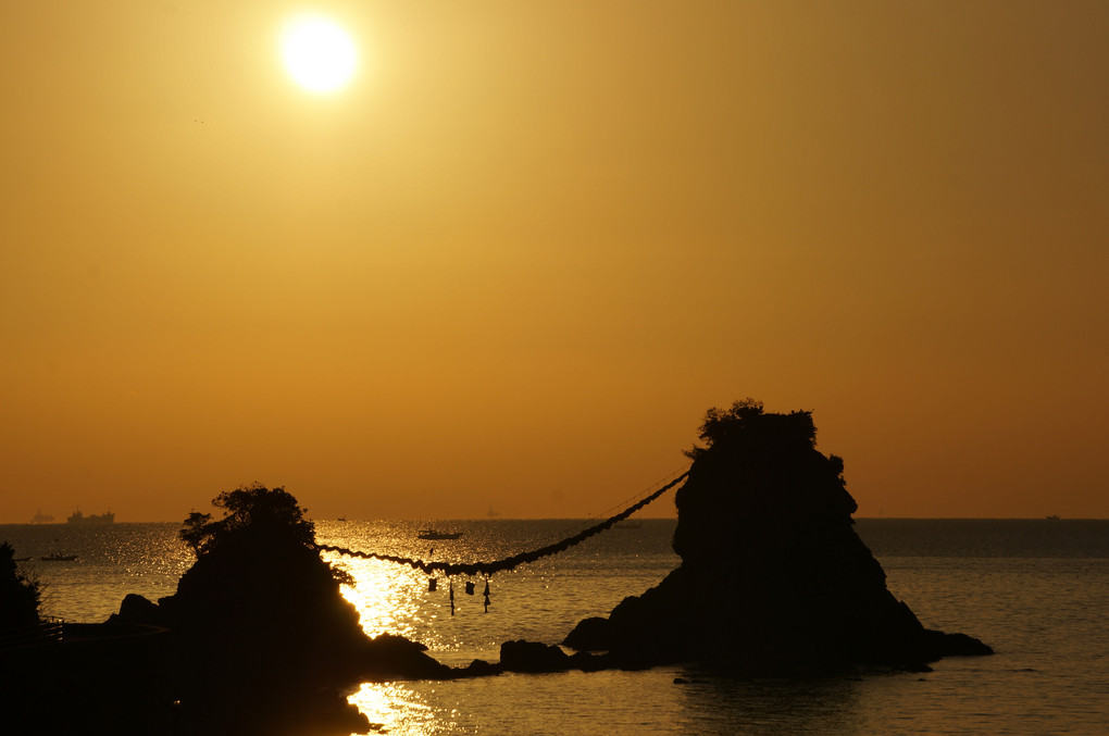 二見浦夫婦岩の日の出 10363001274 の写真・イラスト素材アマナイメージズ