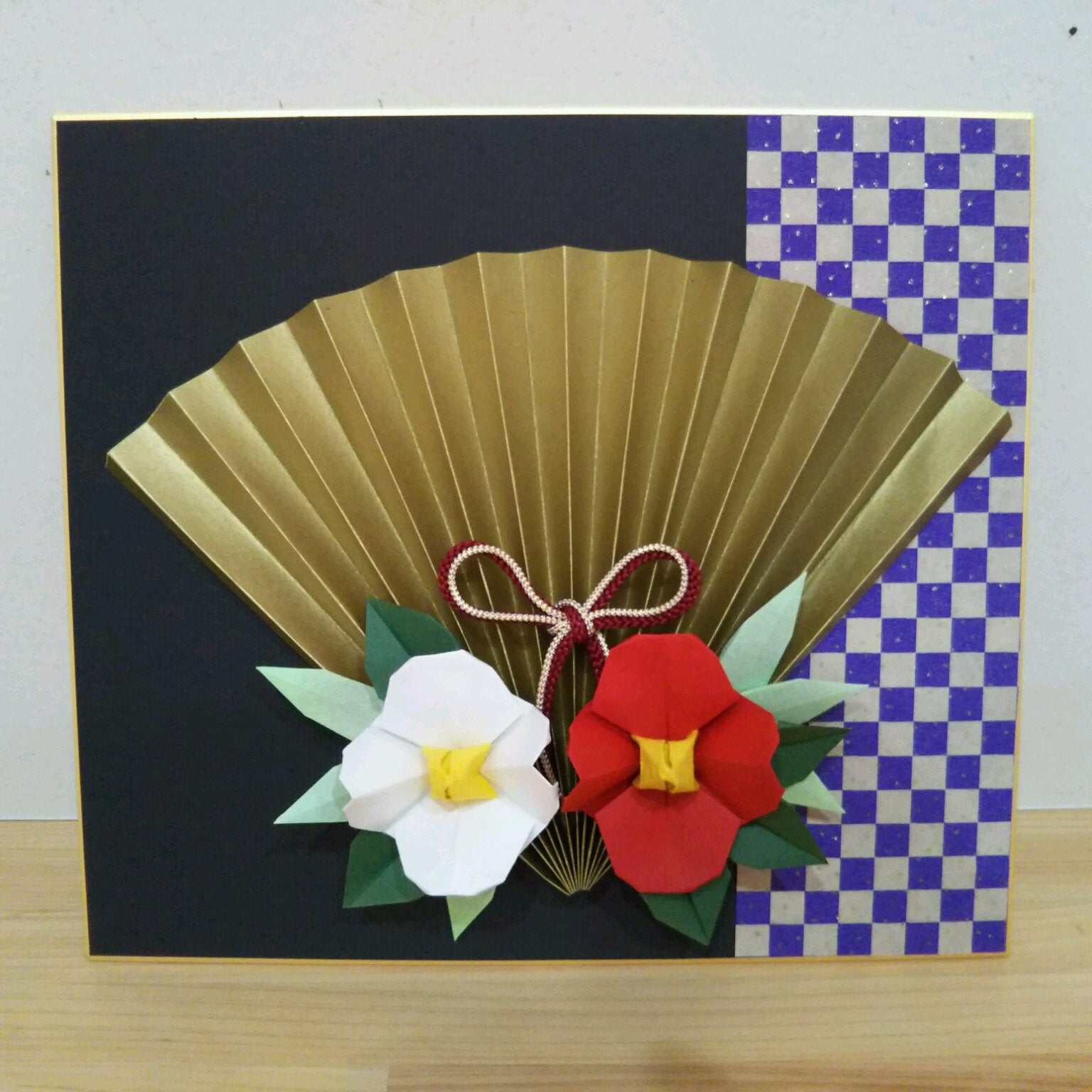 折り紙で扇子の折り方。簡単に1月の正月飾りやひな祭りに幼稚園や保育園の子どもでもおしゃれに出来る作り方。高齢者のリハビリにも