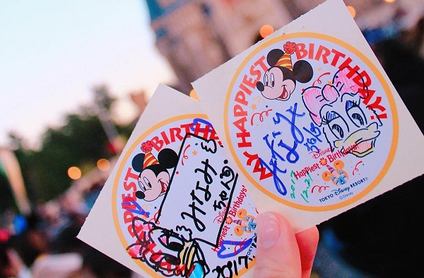 ディズニー誕生日シールはどこで貰える？貰い方・バースデーシールの特典も徹底解説！年パス持ち主婦のお1人様で満喫ディズニー♡