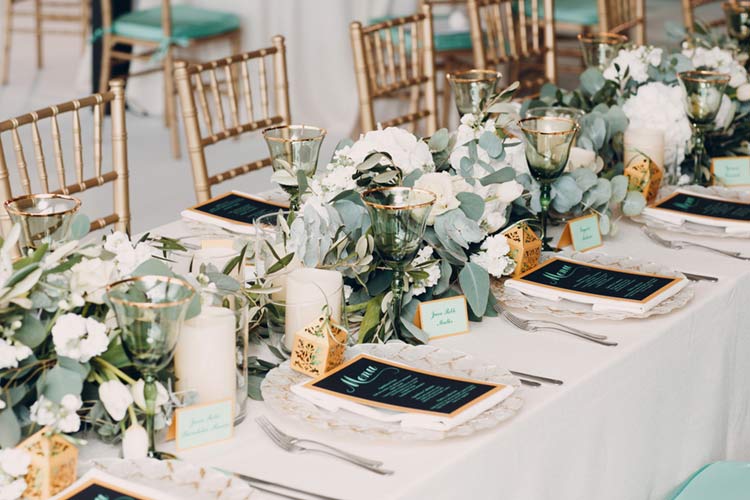 夏婚装花水の透明感を活かして涼し気に。テーブル装花アレンジ実例ARCH DAYS