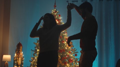 クリスマスの聖なる夜を楽しんで祝う恋人たちの若いカップル-クリスマスの雰囲気の概念の写真素材・画像素材 Image 177360601