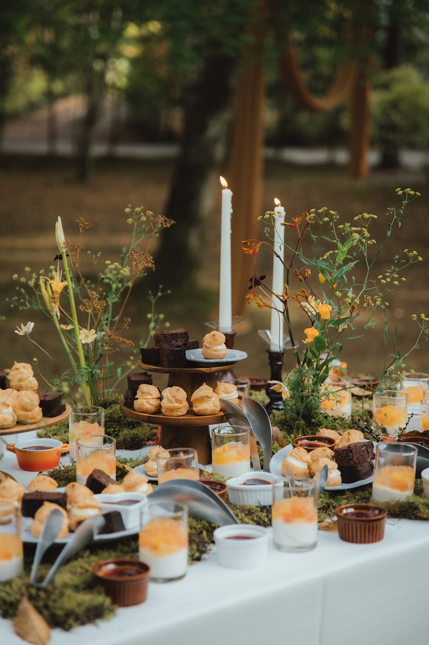 お料理は結婚式の醍醐味🍽️💝 お料理の終盤には、多彩なビュッフェ演出が人気👀 ゲストの好みで選びながらカジュアルに会話も楽しめて和やかなムードを演出します👩🏻‍❤️‍👨🏻 デザートビュッフェ🍰🍡やドリンク🍹の他、 お茶漬けビュッフェといった 変わり種も