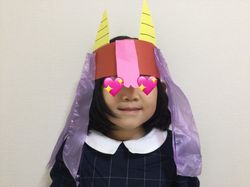 鬼のお面、他にも赤鬼、青鬼もそろえてあります。お菓子もあります