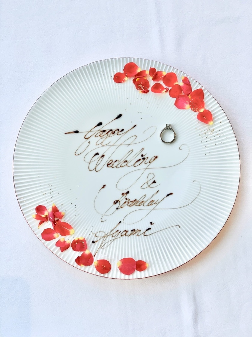 メッセージプレートアイデア♡9選！ ご結婚式は普段伝えられない想いを伝えられるタイミングです✨ 想いをデザートのプレートにのせて、サプライズするアイデアをご紹介させていただきます💕お相手さまにはもちろん、親御さまやご友人さまにサプライズでメッセージを送っ