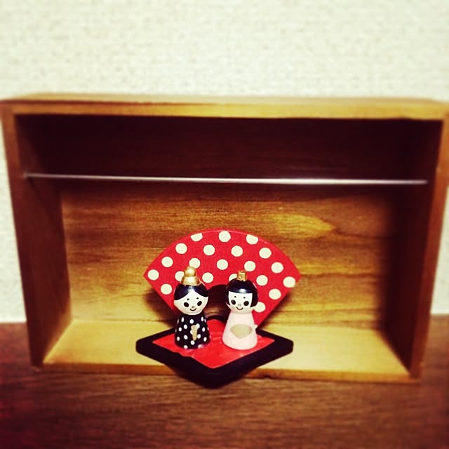 セリアのひな祭りマスコット 可愛くていっぱい買ってしまった🫣🎎🌸 ディスプレイスタンドで雛壇作ったら 可愛く飾ることも出来ました🥰🎎❤️ディスプレイスタンド重ねて５段や７段も 作ってみたいと思ってるので また作れたら載せます🥰🎎❤️ 参考になれば嬉しいです