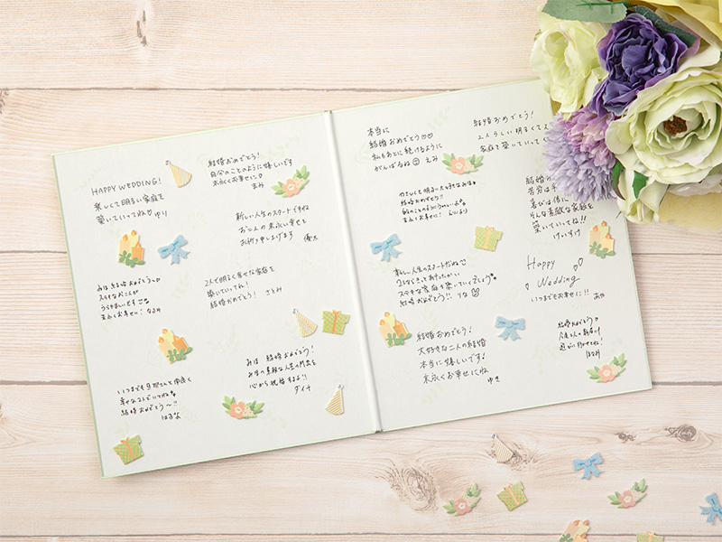 結婚式の招待状にメッセージカードを同封するアイデア💌 ⁡ 本状や地図だけではなく、 個別にちょっとしたお手紙のようなものを同封するのも貰ったら嬉しいサプライズで素敵ですよね🤍 ⁡ ご家族や特に仲の良いご友人などには 個別にメッセージを入れて送ってみてください