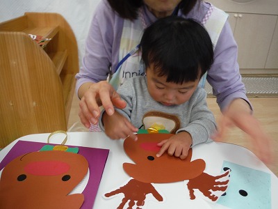 クリスマス工作サンタクロースとトナカイの紙コップ人形〜材料・作り方・活動のねらい保育士・幼稚園教諭のための情報メディア ほいくis ほいくいず