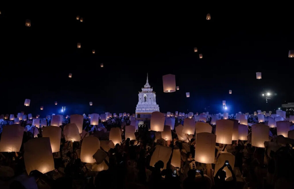 チェンマイ コムローイ祭り イーペンランナーカウボーイアーミーにチケットなしで行ってみるGive it a go. WatchingKhomloy Festival CAD without reservation 』チェンマイ タイ の旅行記・ブログ byノーーウォリーズさん フォートラベル