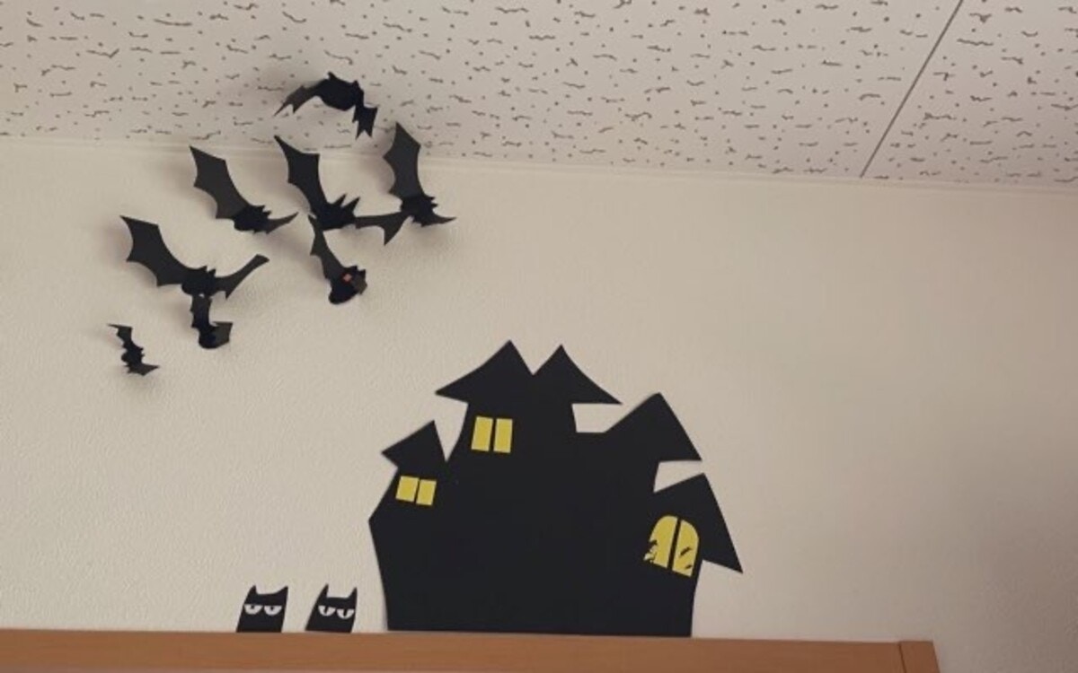 壁面制作 ハロウィン 色画用紙手作り「かわいいハロウィンの壁飾り」図工人図
