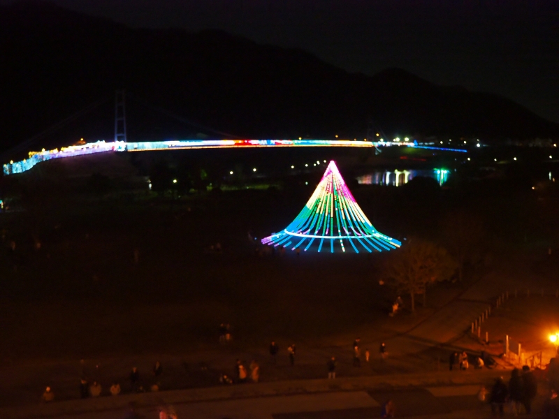 🎄宮ヶ瀬湖畔園地🌟宮ヶ瀬クリスマスイルミネーション点灯中です🤗 12 25 月 まで毎日点灯しています✨ 点灯時間は17:00～22:30気球もナイトフライト中～♪宮ヶ瀬クリスマスイベントイルミネーションフォトスポット