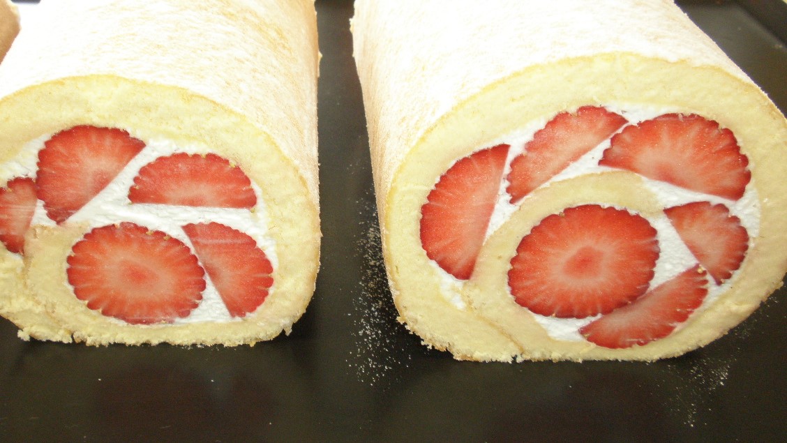 たっぷりのいちごを巻き込んだ 簡単ブッシュドノエル