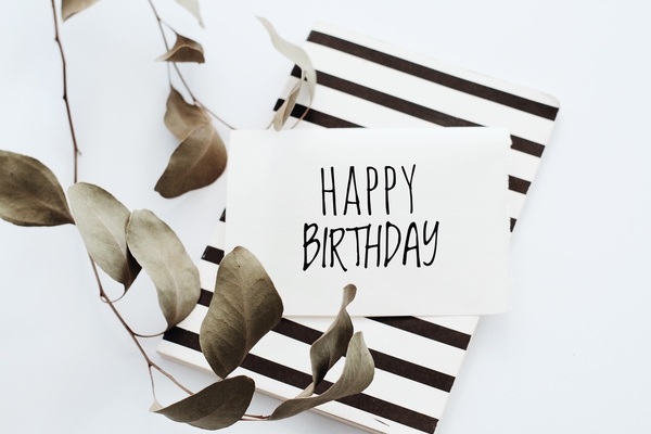 Happy Birthdayの他は？プレゼントに添える英語の誕生日メッセージ集 - 花だより
