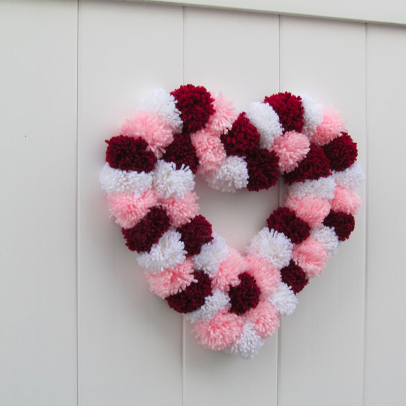 バレンタインの日のテーマ手作りの飾りを準備するための職場女性の手の上から見るフェルトの中心を縫いますギフト ツール粗末な木製のテーブルをパック -裁縫のストックフォトや画像を多数ご用意 - iStock