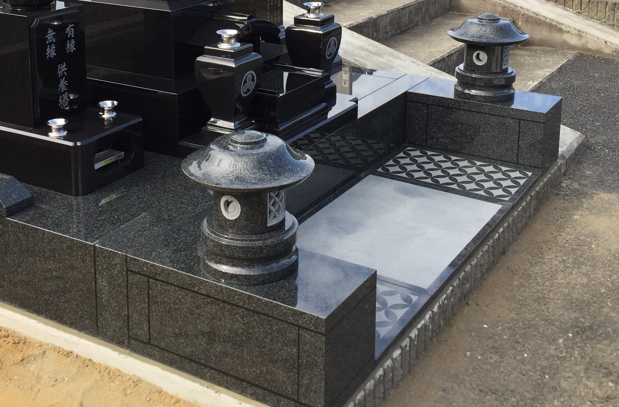 小ぶりだけど灯篭。置き灯篭ってご存知ですか。 神奈川県川崎市のお墓は吉澤石材店