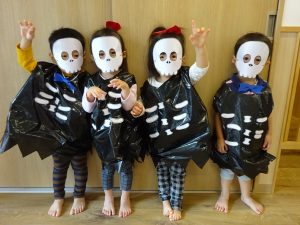 足立区のステラ千住保育園スタッフブログ: ハロウィンパーティー！ 仮装に手作りバック＆みかんお化け