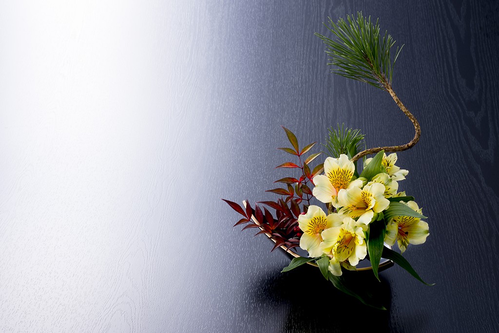 生け花 難を転ずる正月花！南天の実を沢山飾って新年を迎えよう♪剣山が無くても、はじめられる正月花。ダイソーのキャンドルホルダー使用