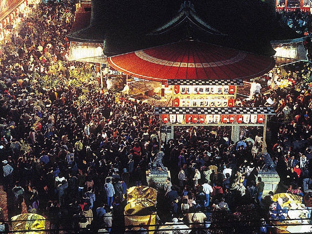 十日戎は9〜１１日の3日間です。福笹の授与、ご祈祷の受付時間は7〜25時 深夜1時 となっております。 福娘のご奉仕は９日１０日９〜２１時、１１日９〜２０時です。 ご参拝の際は境内図や各所説明をもとに授与所や受付場所のご確認をお願い致します。 また、境内の混雑時