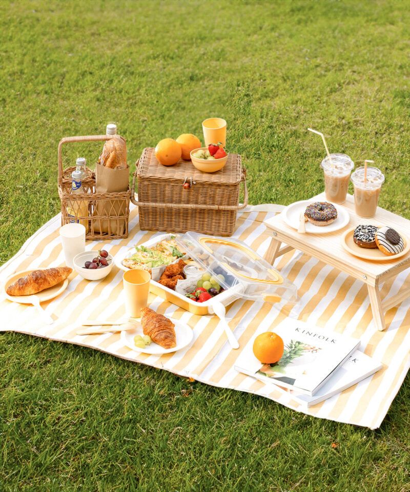 秋ピクニック〜🧺🍂♡ お弁当作って、セリアとスリコで色々揃えた♡ レジャーシートの上にIKEAの白い布ひいたらとってもかわいくなった！寝転べる大きさ🤝🏻 きららちゃんとあかりちゃんのお洋服かわいいくて ピクニック映えした☺️♡ZOZOTOWNでGETできますよ💖秋