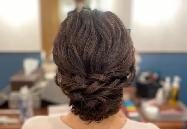 意外に知らない髪型マナー！結婚式お呼ばれの「OK・NGヘアスタイル」美人百花.com