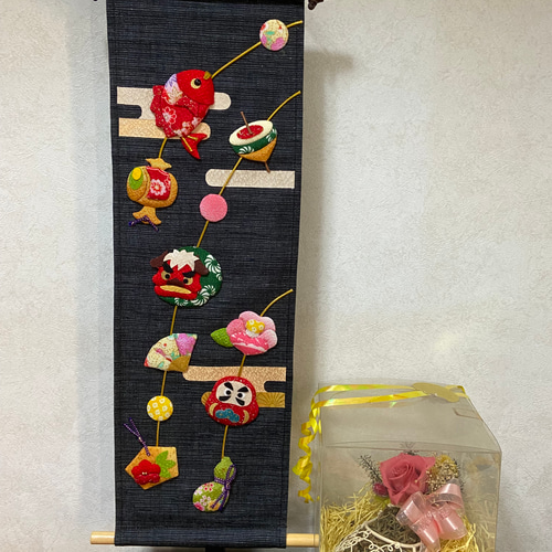 br>しめ飾り 木製 タペストリー 正月飾り おしゃれ 市松模様 ひのき 檜 桧 オリジナル 和風 バラ かわいい きれい 花材 完成済み ギフトプレゼント インテリア 女性 手作り 送料無料 プリザーブドフラワ