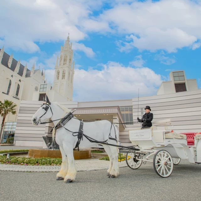The Westin Tokyo - ウェスティンホテル東京 -ホースパレードでロイヤルウエディング気分ウェスティンホテル東京のチャペルで挙式されたおふたりは、ランドー馬車に乗りパレードすることができます。トランペットによるファンファーレとともに、正面玄関を出発し