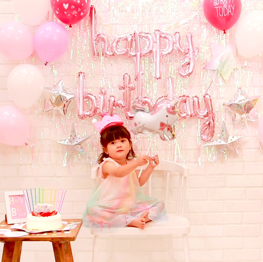 ハーフバースデー♡ ガーランドはセリアの折り紙と麻ひも 字は画用紙と麻ひも salut!の星に3COINSの星のライトを巻きつけて背景もsalut!で買ったライトを2つつけました。 ペーパーファンはネットでセットになっているものを購入☆ 簡単だけどゴージャスな感じにできました♫