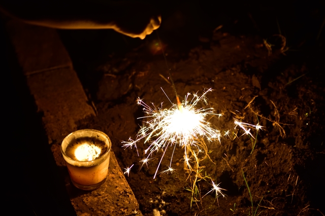 キャンプと言えば、花火‼︎ 手持ち花火の火の付け方にはいくつか方法があるようです。 ①ろうそく →風が強いと火が消えてしまう。 ②バケツキャンドル→手のひらサイズのバケツにキャンドルがセットされているもの。風に強く、安定感もある。 ③蚊取り線香 →細い導火線