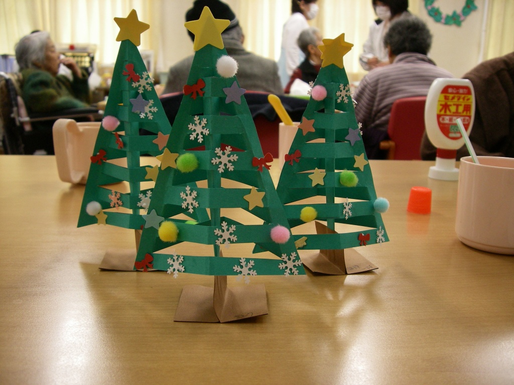 高齢者レク素材 クリスマスツリー切り絵介護レク広場～レク素材やレクネタ 企画書 の無料ダウンロード
