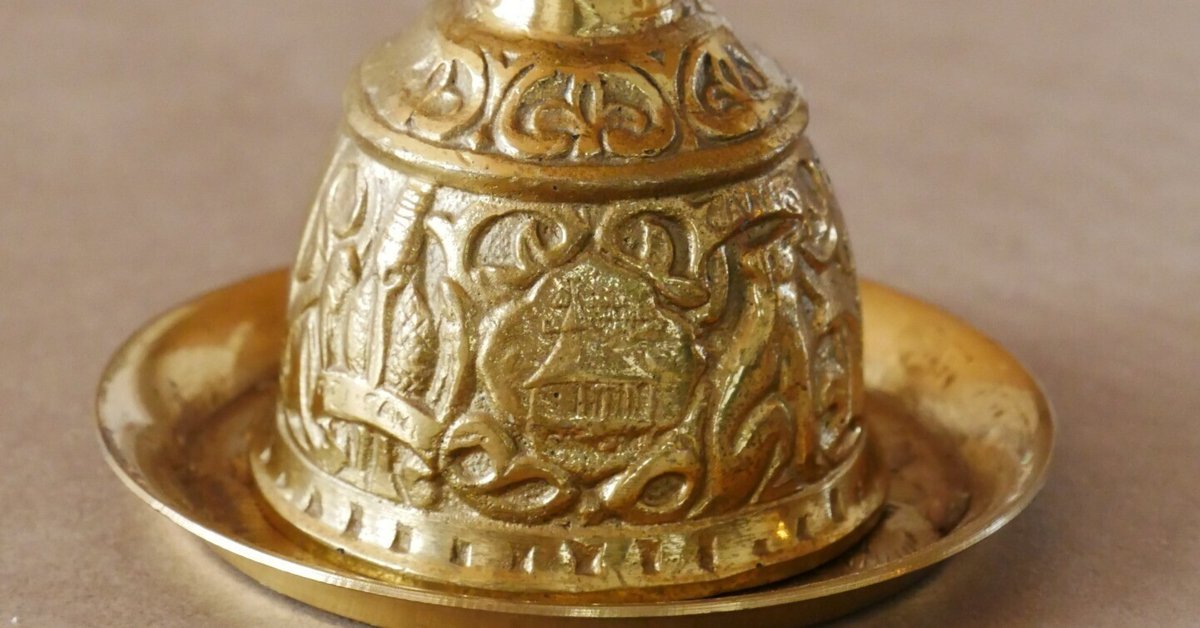 天使のベル🔔』 クリスマス工作 ❄️ 明治R-1の空ボトルで 鈴の音が可愛い天使のベルを作りました。 ❄️ 作り方と動画をご紹介🎵 ❄️小さくて可愛いボトルはおもちゃ作りに最適です。 明治プロバイオヨーグルト ドリンクタイプ のボトルは、みんな同じ形なので好きなの