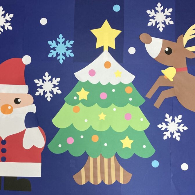 大きな壁面 クリスマスの壁面飾り☆サンタクロースと雪の結晶 保育園 幼稚園 保育壁飾り 12月の画用紙の飾り 病院 施設 冬 -blomst-berryminne byGMOペパボ 国内最大級のハンドメイド・手作り通販サイト