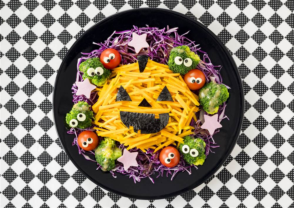 餃子の皮でお化け！ロメインレタスとサーモンのハロウィンサラダ