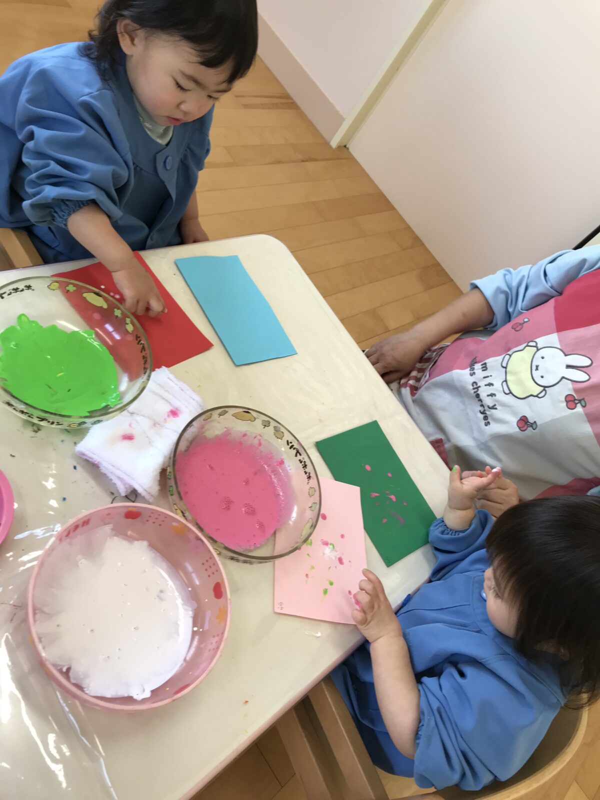 指スタンプでゆらゆらおひなさま製作💐紙皿でゆらゆら揺れるひなまつりの製作♪指スタンプで絵の具の感触を楽しみながら作ろう！準備するもの・紙皿 ・画用紙 ピンク、水色・折り紙 赤、緑、紫、薄紫、黄・絵の具 白、赤、黄緑、青・お雛様、お内裏様の顔