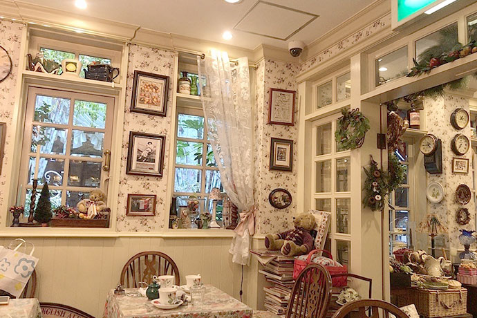 オールド・ローズ・ガーデンでアフタヌーンティーレインの庭のおはなし