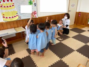 🌷０歳児クラスちゅうりっぷ組🌷, 先日8月のお誕生会をしました🎂, 先生からの出し物は下敷きマジックシアター🪄,ちちんぷいぷいのぷい！の言葉に合わせてたくさんの, 食べ物や生き物が登場しました🎶, 8月生まれのお友達、お誕生日おめでとうございます🎁,0歳児保育士さんと繋がりたい誕生会 ,マジックシアターこども園の先生