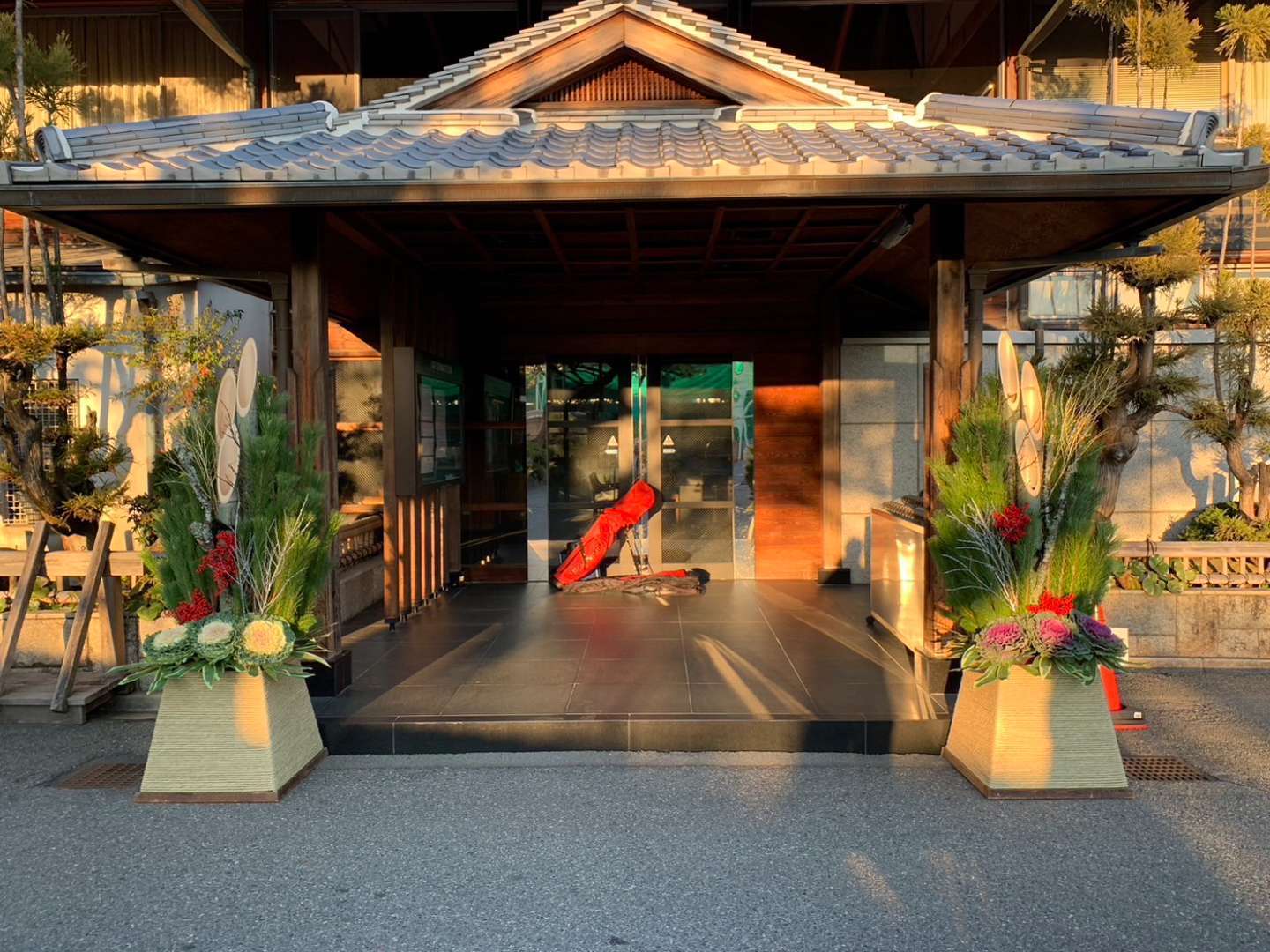 正月飾りはいつからいつまで？玄関に飾る時のルールとは片付けるタイミングも掲載 - 花だより