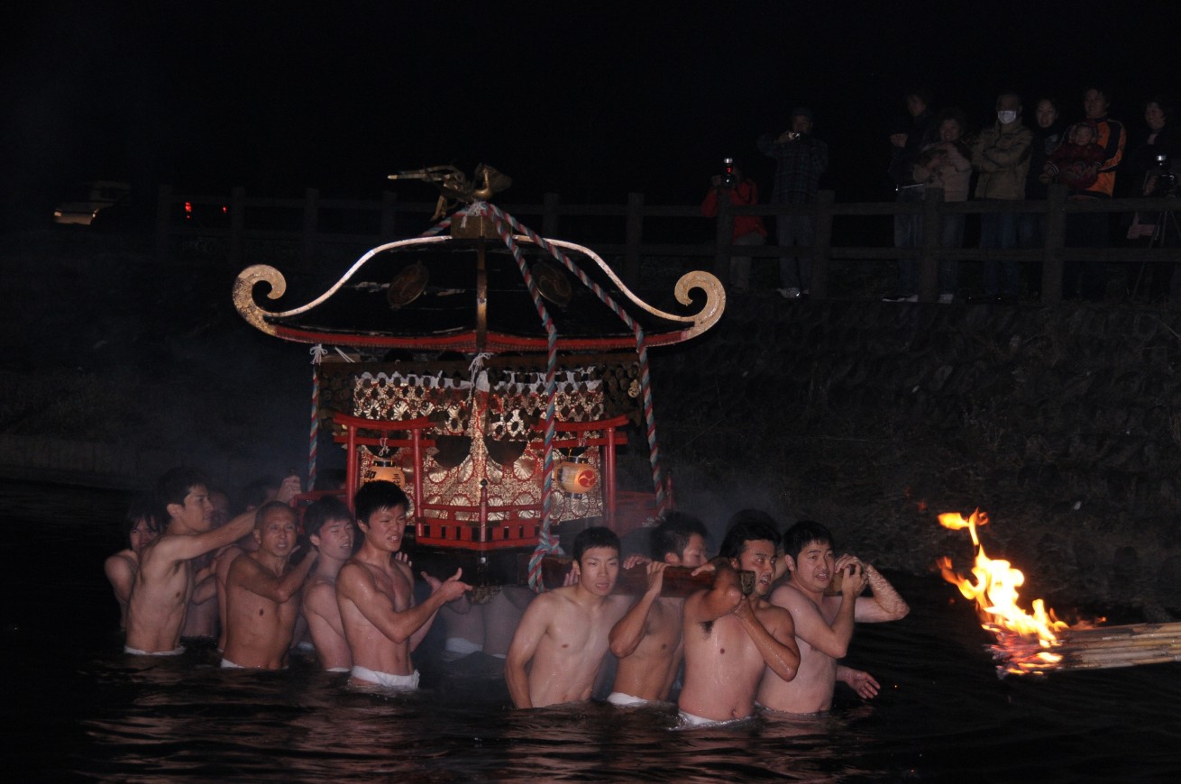 ふんどしとマスク姿で茅の輪をくぐる参加者 - マスク姿の12人裸参り 久留米でへこかき祭り - 写真・画像 1 1西日本新聞me