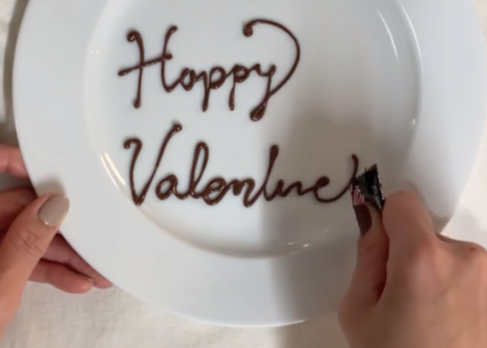 意識しておきたいポイントは？ , ☑️曲線はしなやかに丸みを美しく🎵, ☑️縁取り装飾は美しく波うたせる, ☑️おたまじゃくしを作らない, ．,他にもいくつもありますが特にこの3つを意識するとちょっとキレイに生まれ変わるかも😄, あとは楽しい気持ちで描くことを忘れずに✨, ．, ．,What are the points you want to be aware of?, ☑️Curved